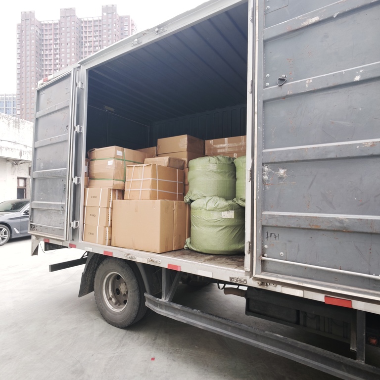 Ouyue electricae ferro immaculatae distributionis capsulae in mole Israeli vectae sunt: ​​ex officina ad Ningbo Portum, validum subsidium in transmarinis inceptis struentibus praebens.